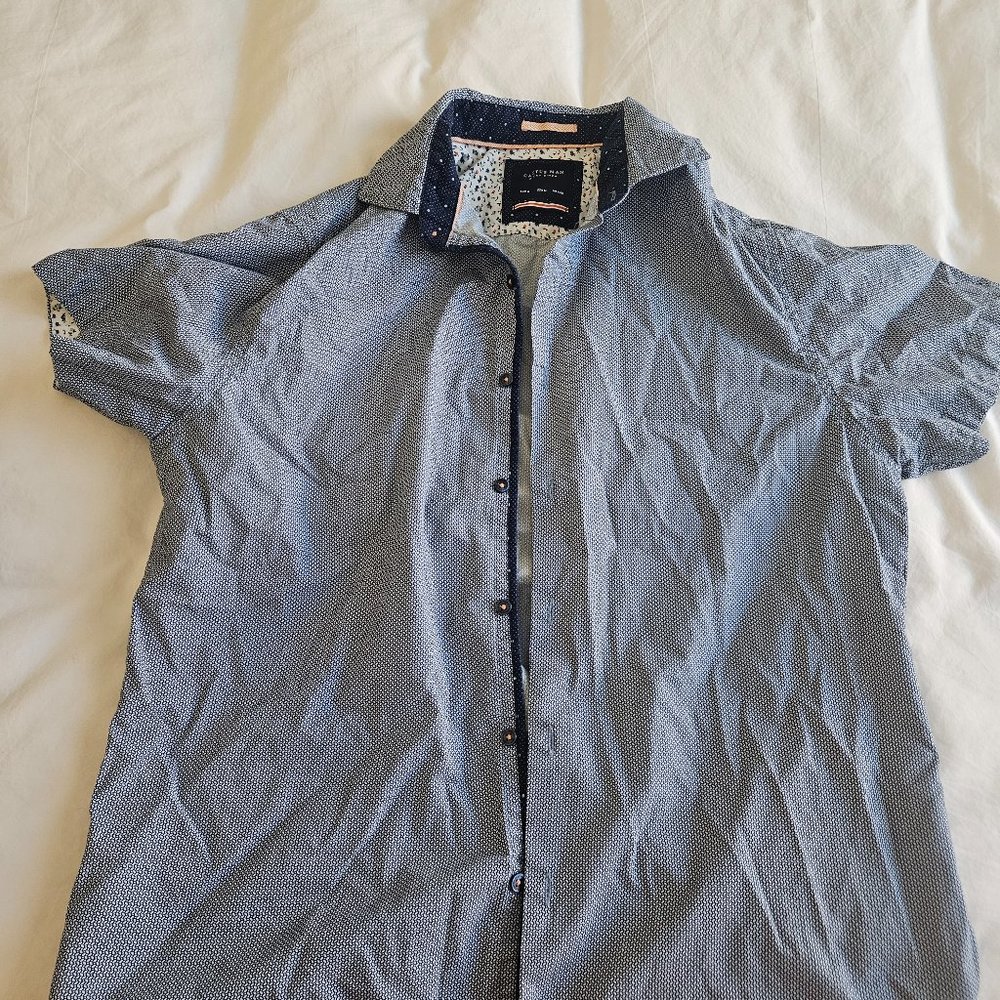 Men's shirt sleeve button down shirt
